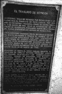 Placa en la que se relata el traslado de Reynosa a su ubicación actual