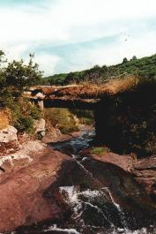 Puente de madera sobre el río Hijar