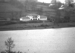Escuela de La Población, enfrente el pantano del Ebro.