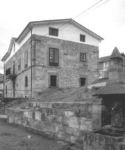Escuela de Pesquera, hoy albergue.