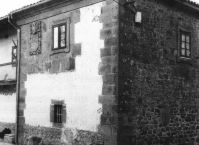 Fachada principal de la casa solar de los De la Llana en S. Miguel