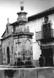 Capilla de San Roque, con la Fuente de la Aurora delante