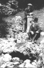 Manuel Lorenzo Pardo apoyado en el hito que marca en nacimiento del Ebro en Fontibre