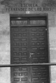 Puerta de entrada a la Escuela Fern&aacute;ndez de los R&iacute;os , en Pesquera