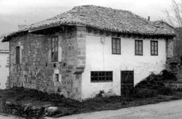 La fachada entre mensulones. Casa en Arroyal