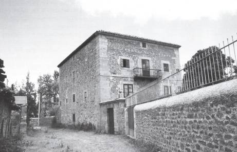 Fachada oeste y sur de la casona de R&iacute;os en Naveda