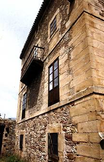 Fachada sur de la casona R&iacute;os de Naveda