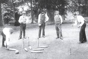 Jugando a los bolos en la bolera de Las Fuentes. 1922