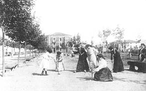 Damas jugando al cricket en el Paseo de Cupido. Al fondo el Hotel Universal. 1918