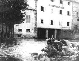 Lavanderas junto a la antigua fábrica de harinas Hijos de Rafael Obeso. Años 20