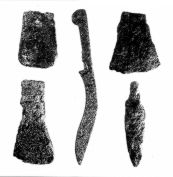Cuchillo afalcatdo, hachas, punta de lanza y reja de arado de Celada