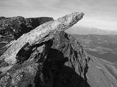 Figura 1. Lastra de conglomerados triásicos en La Tabla (macizo del Alto Campoo). Foto: Fernando Obregón Goyarrola.