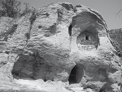 Figura 5. Iglesia rupestre de Arroyuelos (Valderredible), excavada en areniscas del Weald. Foto: Fernando Obregón Goyarrola.