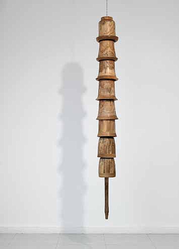 Campanas (cervicales), 2009 Madera de olmo, roble y haya 220 x 24 cm de diámetro