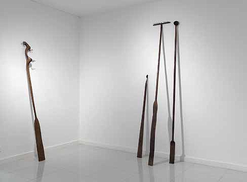 1. Remo cuchara), 2009 Madera de cedeceira 177 x 11 x 4 cm 2. Remo (rastrillo), 2009 Madera de cedeceira y hierro 291 x 40 x 8,5 cm 3. Remo (cazo), 2009 Madera de cedeceira 284 x 9,5 x 4 cm 4. Remo (percha), 2009 Madera de cedeceira y metal 247 x15,5 x 15cm