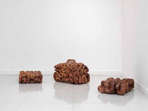 Equipaje Delgado, 2007 Mármol rojo 60 x 45 x 33 cm. Equipaje Grueso, 2007 Mármol rojo 60 x 45 x 33 cm. Equipaje Bond, 2007 Mármol rojo 60 x 45 x 33 cm