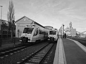 Fig. 11. Encarnados en dos modernos automotores de la serie 2900, cada tarde, en Mataporquera, se repite el ancestral ritual del cruce de los «correos». (Foto J. R. Suárez).