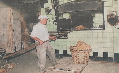 Antonio Ruiz en su opanadería de Orzales en 1991. Museo Etnográfico el Pajar