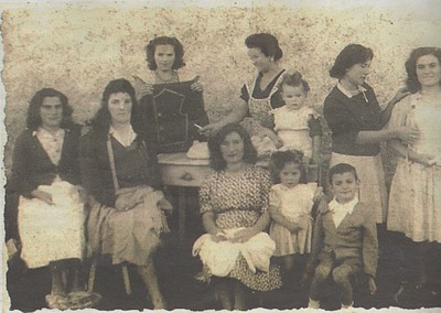 Modistillas en un taller de Fresno del Río en los años 30 . / MUSEO EL PAJAR