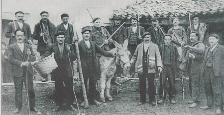 Mozos de Requejo preparados para una ronda.