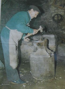 Vicente, en su fragua de Villar